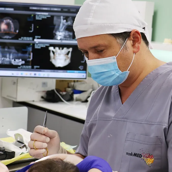 dr Adrian Gabara medic primar chirurgie orala maxilo faciala oradea bucuresti clinica maxilomed stomatolog dentist