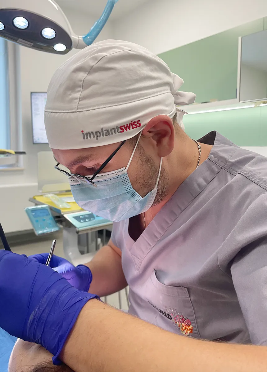 dr Bogdan Sandu​ medic specialist chirurgie orala si maxilo faciala clinica maxilomed medic chirurg maxilo facial oradea