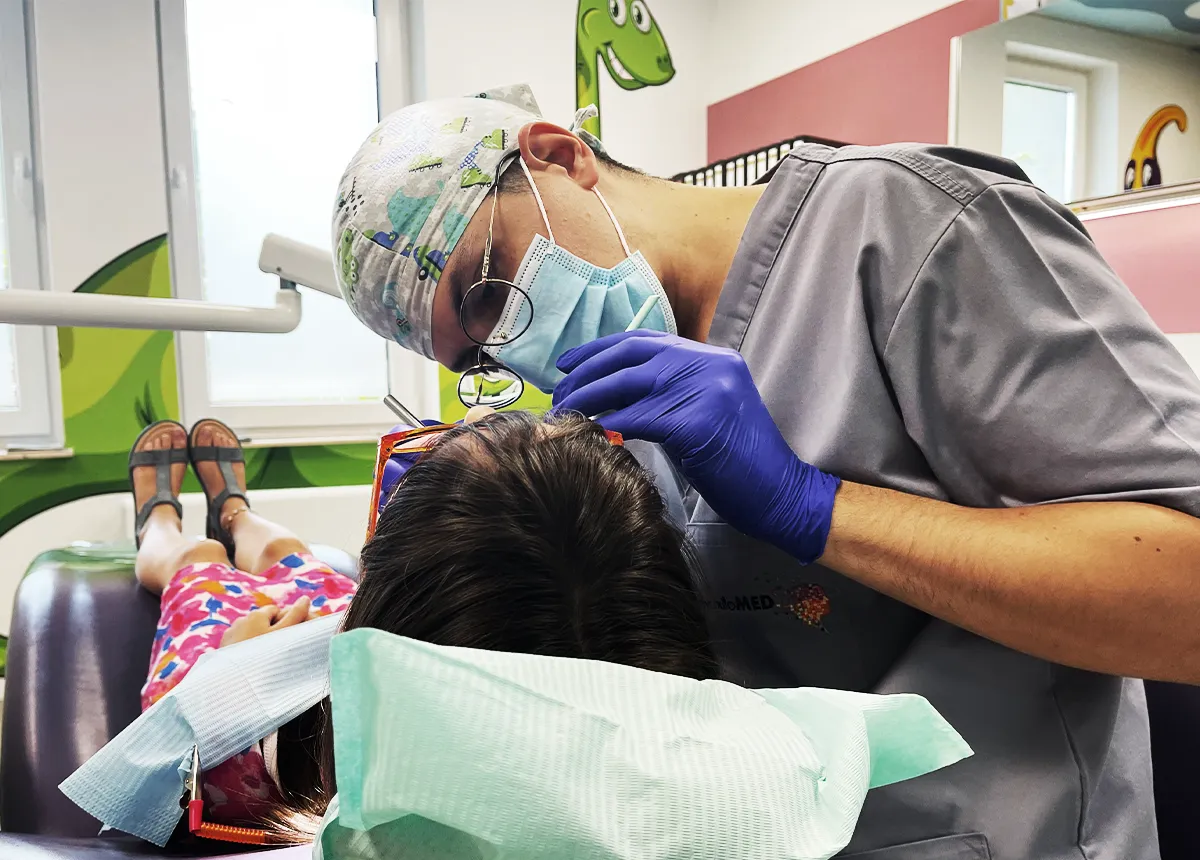dr abel moca medic specialist pedodontie clinica maxilomed oradea stomatolog dentist medic pedodont (2)