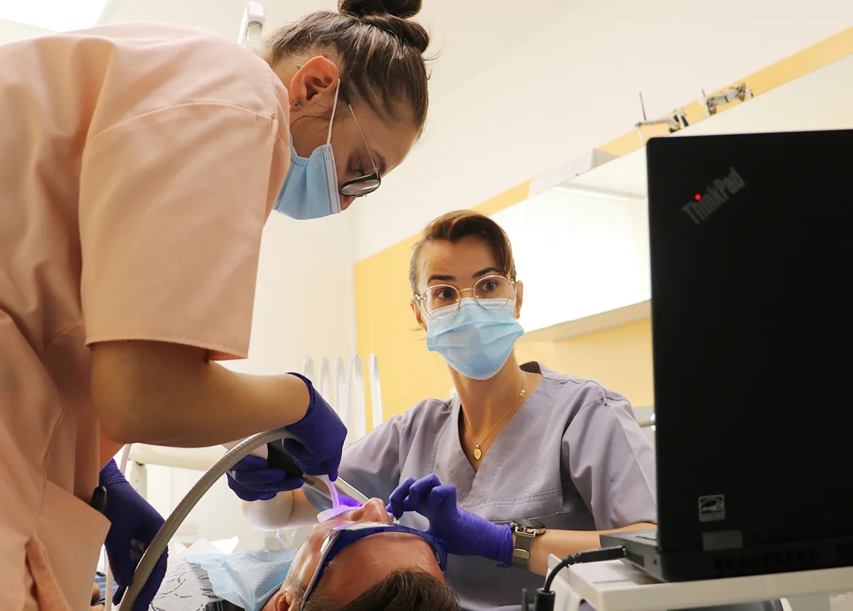 dr Raluca Juncar medic primar protetica dentara clinica maxilomed stomatolog dentist medic protetician oradea (2)