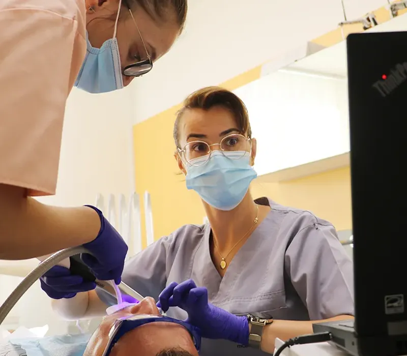 dr Raluca Juncar medic primar protetica dentara clinica maxilomed stomatolog dentist medic protetician oradea