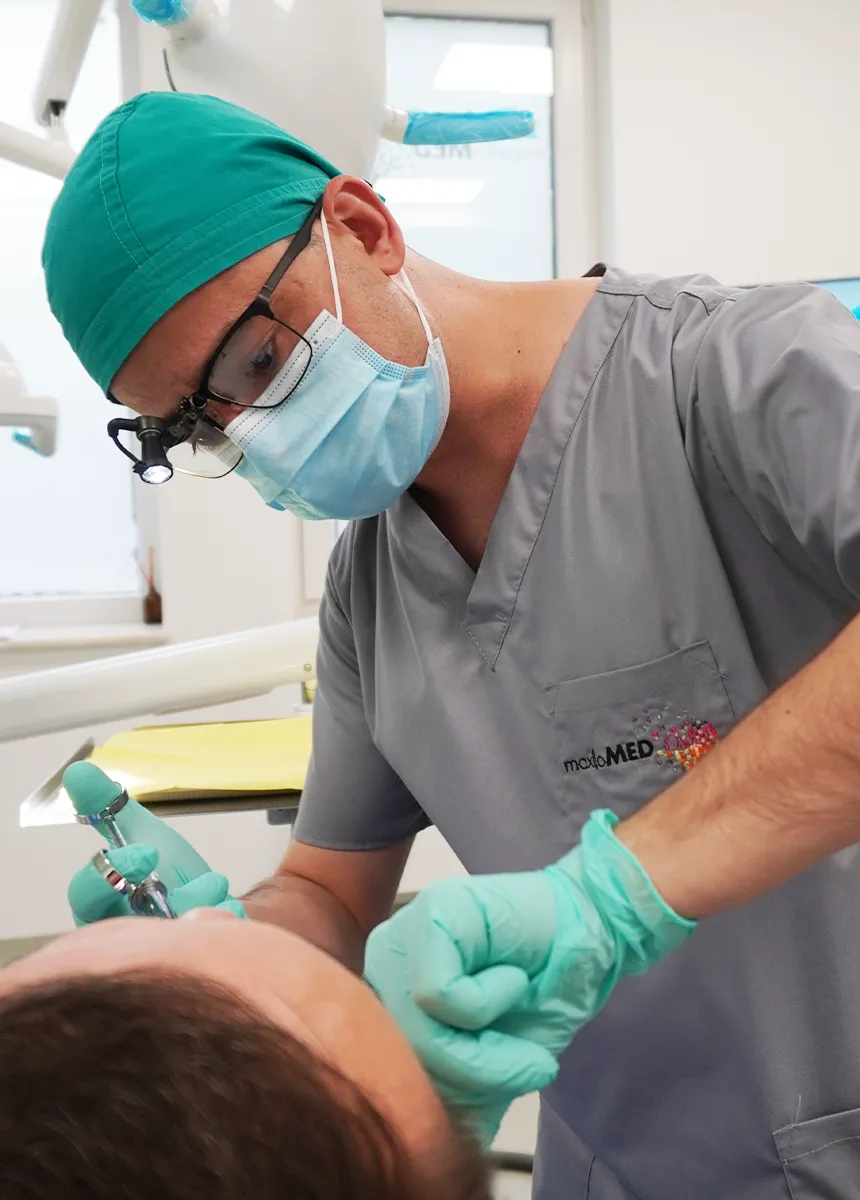 conf univ dr Andrei Tent medic primar chirurgie orala maxilo faciala clinica maxilomed stomatolog dentist chirurg maxilo facial oradea cluj napoca