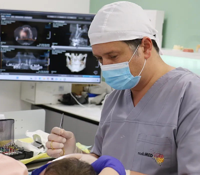 dr Adrian Gabara medic primar chirurgie orala maxilo faciala bucuresti clinica maxilomed oradea stomatolog dentist chirurg maxilo facial
